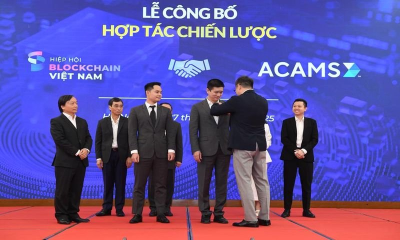 Mr. Samuel Lay awarded the ACAMS badge to Mr. Trung and Mr. Quan.