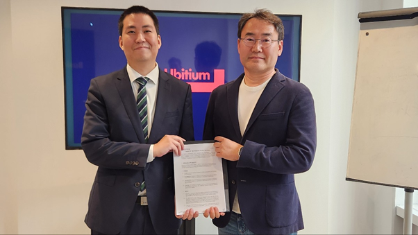 Hyun-Shin Cho, CEO of Ubitium with Jun-Gyu Park, CEO of ADTechnology.png