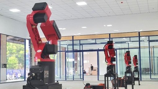 Robot arm at the CT UAV self-evolving composite molding plant