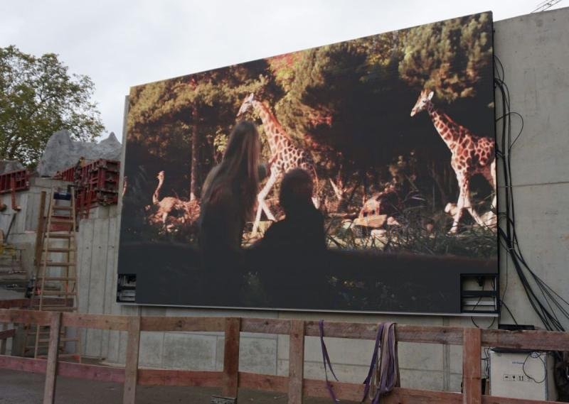 3D-capable video wall in trial operation on a construction site in Leipzig, installed during the shell construction phase. ( (C) Daylite (R)Informationssysteme GmbH, Munich, 2025)
