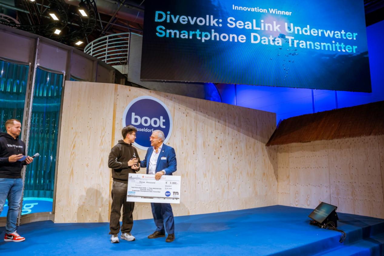 DIVEVOLK SeaLink receiving the boot dive award 2026 for Innovation at boot Düsseldorf