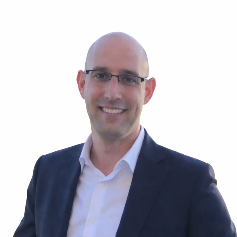 Ziv Harfenist CFO Komodor white