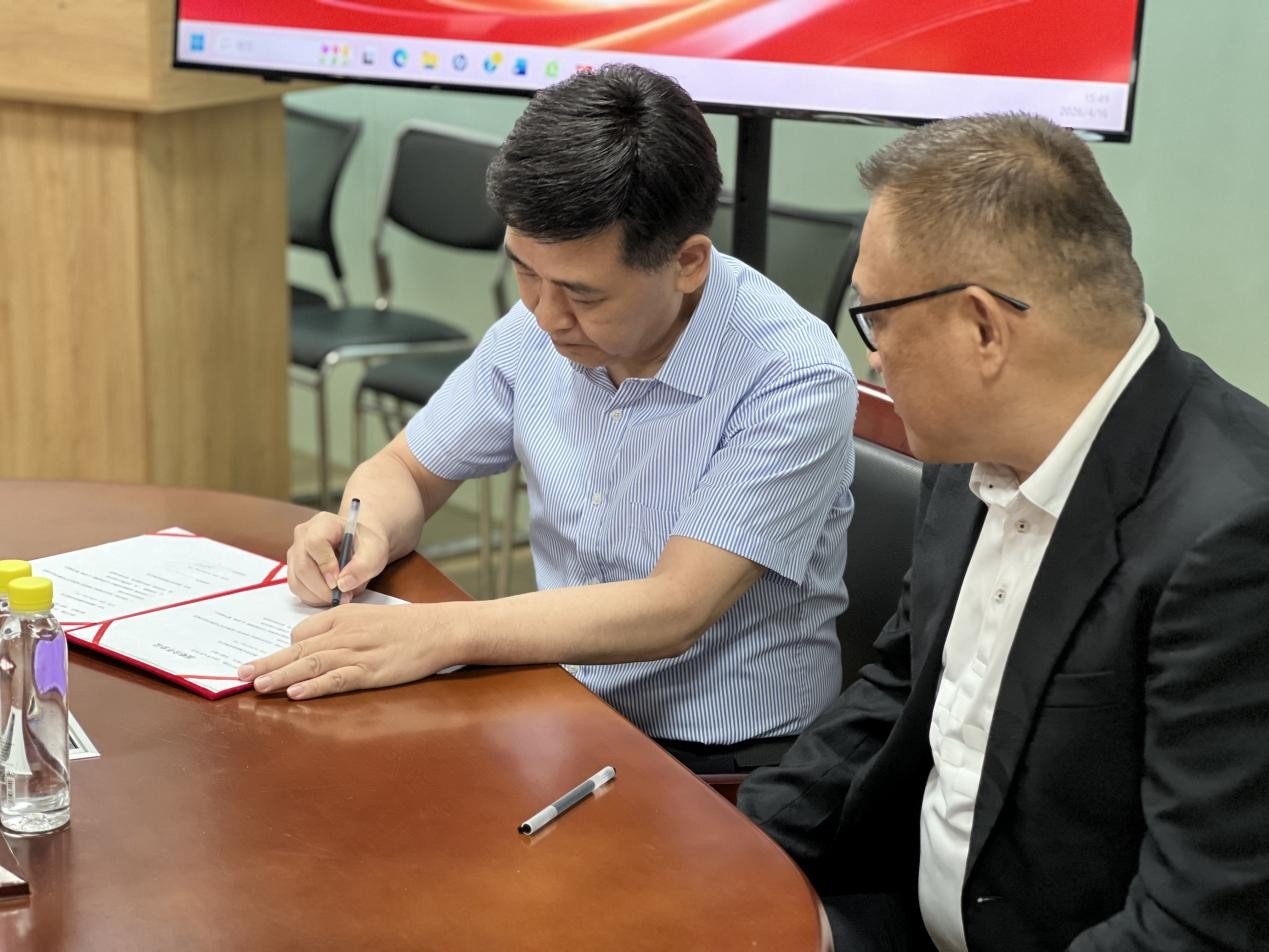 Laozhongyi brand representatives with CUBE CEO