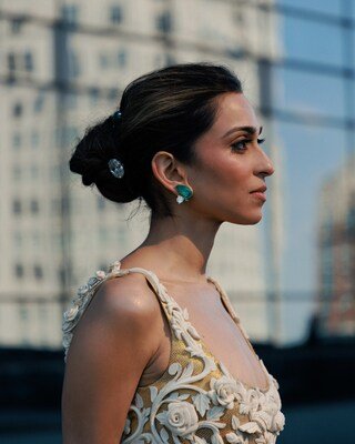 Diya Mehta wears bespoke QWEEN hairpins and emerald earrings at the Met Gala Diya Mehta wears bespoke QWEEN hairpins and emerald earrings at the Met Gala