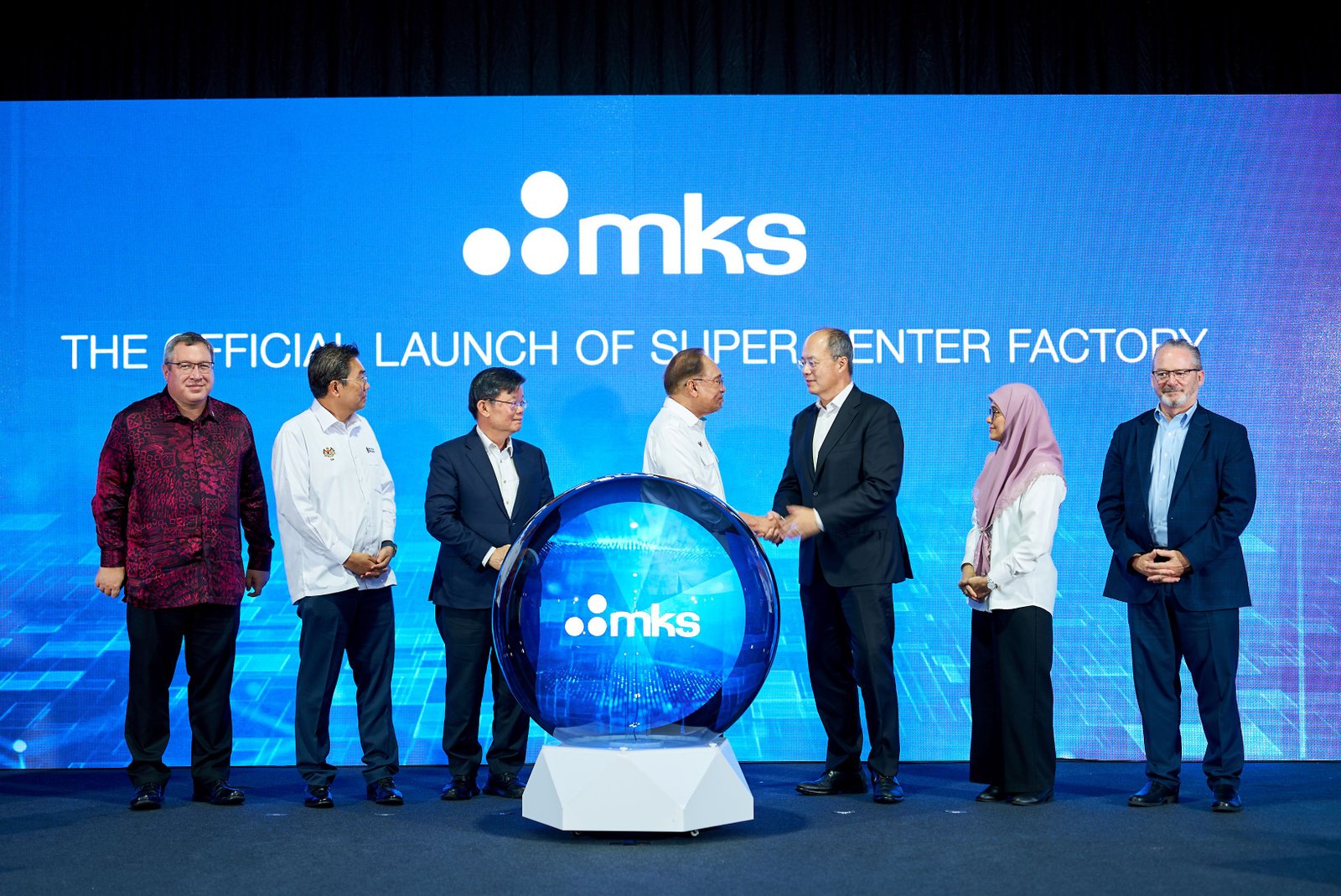 YAB Dato' Seri Utama Anwar bin Ibrahim, Prime Minister of Malaysia congratulates Mr. John T.C. Lee, President and CEO of MKS Inc.